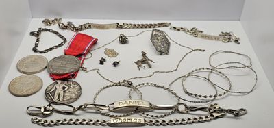 une boîte blanche contenant beaucoup d'objets en argent et de bijoux en argent