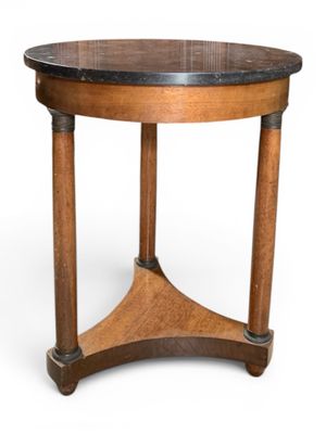 image d'une table en bois avec un plateau en marbre sur fond blanc