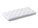 gros plan d'un matelas sur une surface blanche