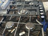 une cuisinière sur laquelle sont posés de nombreux ustensiles de cuisine