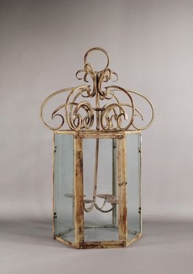 une lanterne en verre contenant un bougeoir