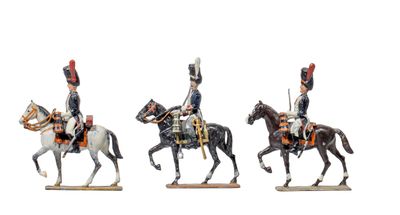 trois figurines représentant des hommes en uniforme à cheval
