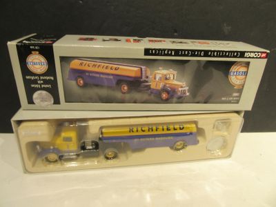une boîte contenant un camion miniature et une boîte contenant un camion miniature
