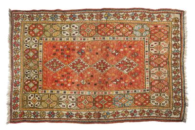 un tapis orange orné d'un motif en losanges
