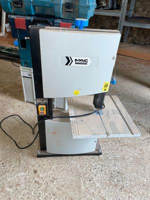 a machine that is sitting on the floor in the garage
