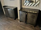 deux casiers dans un coin d'une pièce où se trouve un miroir accroché au mur
