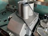 un mixeur posé sur un plan de travail dans une cuisine