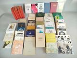 un grand nombre de livres posés sur une table