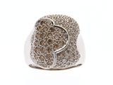 une image d'une bague en diamant ornée d'un cœur