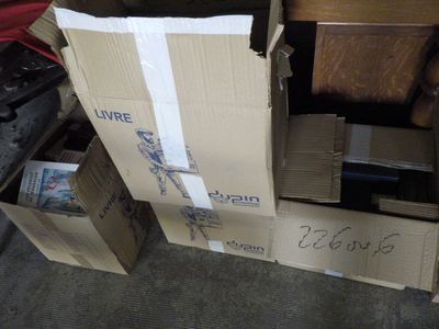 une pile de boîtes empilées les unes sur les autres