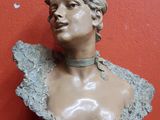 un buste de femme portant un collier autour du cou