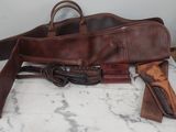 un sac en cuir marron posé sur un comptoir en marbre