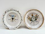 deux assiettes à motifs différents posées sur une table