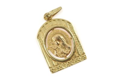 une photo d'un pendentif en or sur lequel figure une image de Jésus