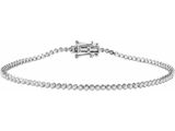 un bracelet de tennis en diamants sur fond blanc