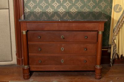 une commode surmontée d'un miroir dans une pièce