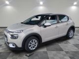 La nouvelle Citroën est garée dans une grande pièce.