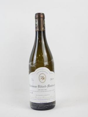 la bouteille de vin blanc est posée sur la table