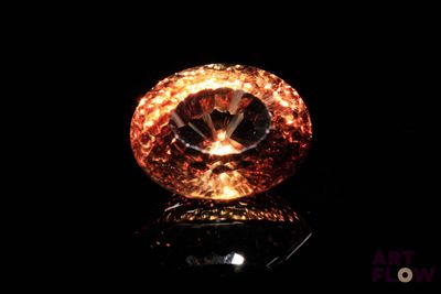 un gros plan d'un diamant sur une surface réfléchissante
