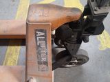une fourche sur laquelle est accrochée une pancarte, posée sur un parking