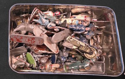 un récipient métallique rempli d'objets divers posé sur une table