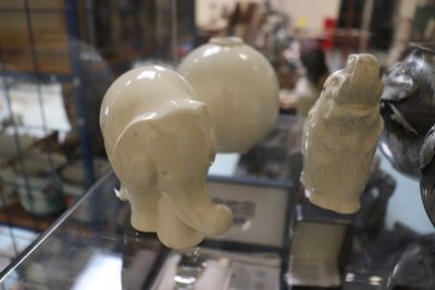 une vitrine en verre sur laquelle sont posées trois figurines d'éléphants