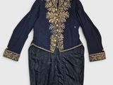 une veste bleue et dorée ornée de broderies dorées