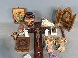 un grand nombre de figurines sur une table