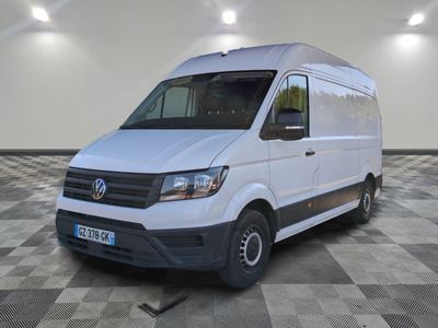 la camionnette blanche est garée sur le sol en damier d'une pièce
