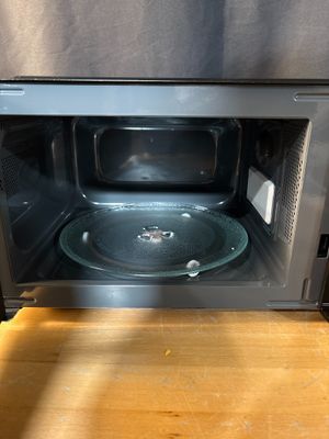 un micro-ondes équipé d'un bol en verre à l'intérieur