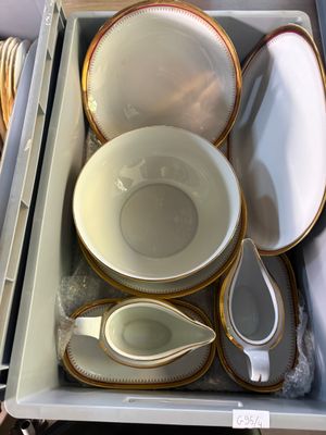 beaucoup d'assiettes et de bols dans une boîte