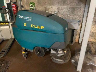 a machine that is sitting on the floor in the garage