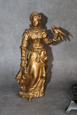 une statue représentant une femme avec un oiseau sur la main