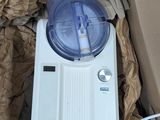 une boîte contenant un mixeur, posée sur une table