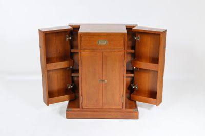 une photo d'une armoire en bois dont les deux portes sont ouvertes