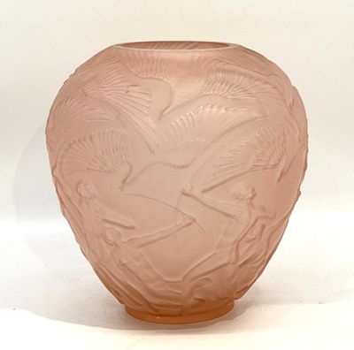 Dans le goût de René LALIQUE. Vase en verre moulé, pressé et…