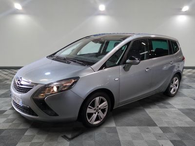 la photo d'une voiture argentée garée dans un garage