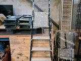 une échelle appuyée contre un mur dans un garage