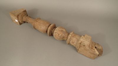 Un élément ancien de balustre en chêne tourné (haut 82 cm).