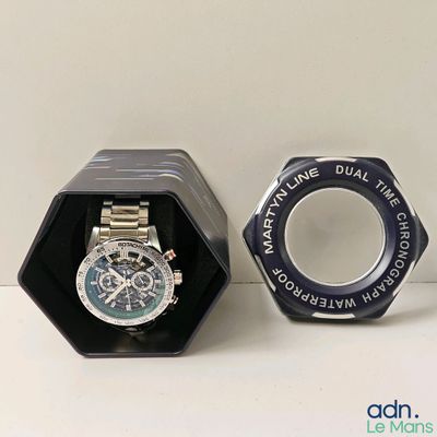 une montre dans un coffret noir et une montre dans un écrin argenté