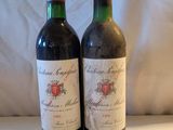 deux bouteilles de vin posées sur une table l'une à côté de l'autre