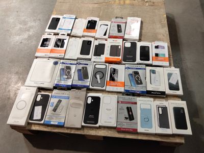 Des cartons de téléphones portables sont empilés sur une table dans un entrepôt