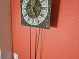 une horloge accrochée au mur dans un coin de la pièce