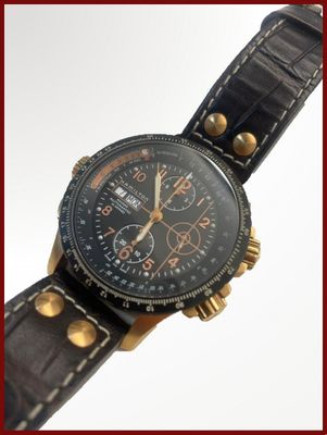 gros plan d'une montre sur fond blanc