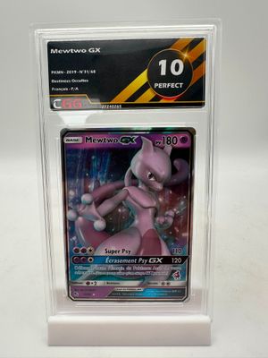 un gros plan d'une carte Pokémon dans une boîte transparente