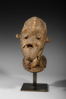 gros plan d'une sculpture d'une tête sur un socle