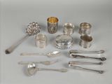 beaucoup de cuillères en argent et d'autres objets en argent sur une table
