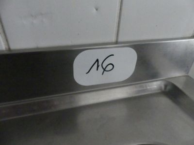 une photo d'un évier en acier inoxydable sur lequel figure un numéro