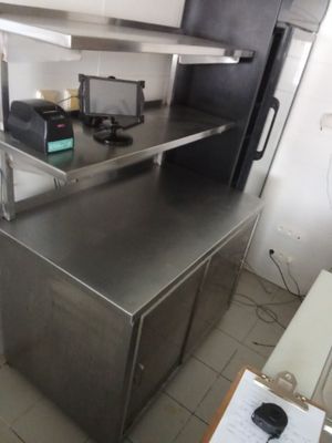un comptoir en acier inoxydable dans une cuisine commerciale
