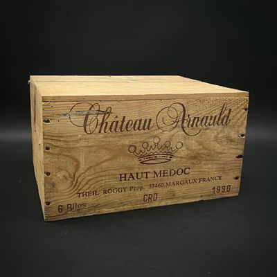 une image représentant une boîte en bois sur laquelle figure une étiquette de vin